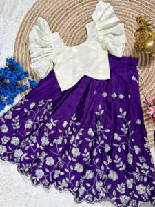 Traje de diseñador Evergreen estilo moderno suave Chinon Lehenga Choli con bordado trabajo indio exportador y proveedor a precio barato - Product Image 2