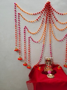 Decoración de boda para despedida de soltera, pompón de mezcla de rosa, rojo, amarillo y naranja, guirnalda colgante de 5 pies con campanas - Product Image 5