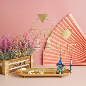 Support de présentation de bijoux en métal doré en forme de nuage avec base ronde intégrée disponible au prix de gros - Product Image 3