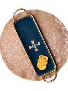 Plateau de service rectangulaire en métal bleu élégant avec des détails de créateur adaptés aux dîners de luxe et à l'utilisation quotidienne - Product Image 6