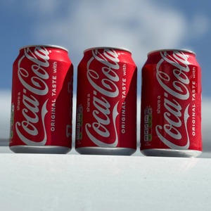Latas de Coca Cola de 330 ml, Bebida Refrescante Clásica para Compradores Mayoristas y Envío Global - Product Image 1