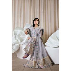 ชุดเสื้อชีฟองปักลายดอกไม้ 3 ชิ้น ยี่ห้อ Maryam Hussain พร้อมผ้าคลุมไหล่แบบ Khaddi Net Emb และกางเกงขายาว สำหรับฤดูใบไม้ผลิ/ฤดูร้อน รุ่น BIC-4913 - Product Image 4