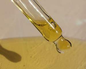 Huile de marula naturelle pressée à froid hydratante et nourrissante pour les cheveux et la peau Fourniture en vrac OEM - Product Image 4