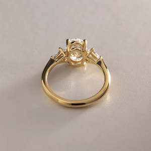 Anillo de Compromiso AURALUXURIA con Tres Diamantes Ovalados de Laboratorio de 1.65 TCW, Diamantes Laterales en Forma de Cometa, Certificado IGI, Color D, Corte Excelente - Product Image 6