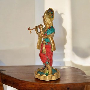 Statue du seigneur Krishna en laiton de conception complexe avec flûte pour temple de maison de festival hindou et environnement de dévotion - Product Image 3