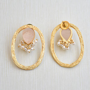 Boucles d'oreilles classiques à clous ornées de pierres précieuses naturelles, revêtement doré et bijoux de qualité supérieure fabriqués par des maîtres artisans - Product Image 3