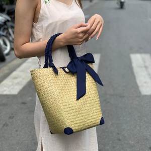 Bolso de algas marinas con patrón cruzado, elegante, con asas azules, de Vietnam - Product Image 3