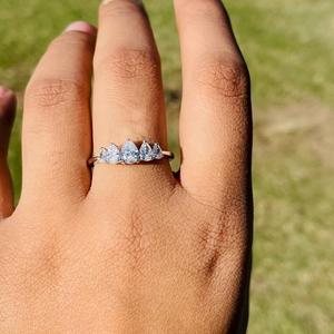 Anillo de compromiso de diamante cultivado en laboratorio de pera 0,88, anillo de oro blanco de 14 K, anillo de 5 piedras, regalo de boda o aniversario para ella - Product Image 2