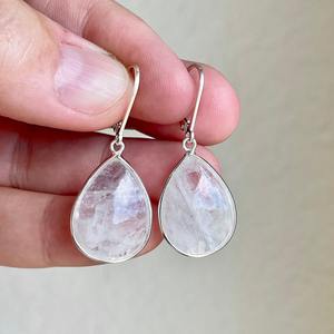 Boucles d'oreilles pendantes en pierre de lune arc-en-ciel lisse, forme goutte, 20 mm, fermoir à levier, argent sterling 925, pierre de naissance de juin, élégance - Product Image 1