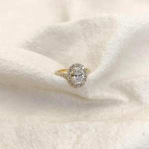 Anillo de compromiso de Halo de CZ de corte ovalado de 7x9mm en plata para mujer, solitario con acentos pavimentados, joyería de propuesta nupcial para aniversario de boda - Product Image 1