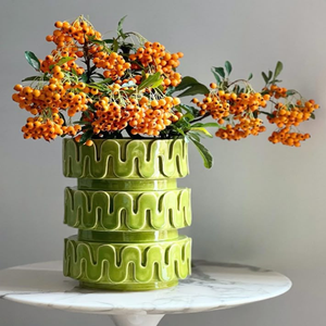 Vibrante jarrón pintado a mano con alegres diseños florales de naranja, rosa y amarillo, lleno de color. A precios mayoristas - Product Image 5