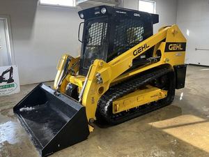 Cargadora compacta de orugas Gehl RT255 tipo skid steer, color amarillo, con accesorio de cucharón - Product Image 5