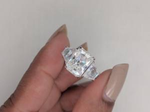 Bague de fiançailles à trois pierres en diamant de laboratoire taille radiant de 3 carats pour femmes, or blanc massif 14 carats, bijoux de mariée, cadeau de la Saint-Valentin - Product Image 2