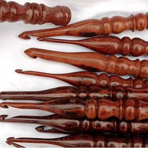 Juego de ganchos de ganchillo de madera ecológicos indios de la mejor calidad, agarre cómodo y suave para tejer a mano fácilmente - Product Image 1