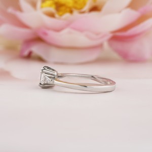 Anillo de Compromiso de Tres Piedras con Diamante Cultivado en Laboratorio de Corte Brillante, Piedra Principal Asscher de 1 Quilate y Piedras Laterales Baguette - Product Image 3