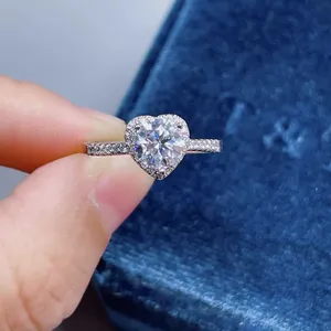 Anillo creativo de aleación de circón en forma de corazón, joyería de moda de estilo clásico para regalo de San Valentín, anillos de piedras preciosas - Product Image 1