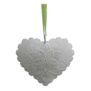 Coeur suspendu en métal au design à la mode avec fini or antique utilisé pour les décorations suspendues d'arbre de Noël de vacances - Product Image 2