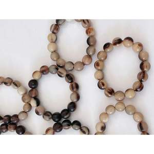 Bracelet en corne de vache de buffle écologique fabriqué à la main avec des perles brunes blanches polies Cadeau de style moderne pour toute occasion - Product Image 4