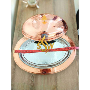 Elegante cacerola de metal con acabado en cobre, de forma circular, para servir comida caliente en la mesa y uso diario en el hogar, hecha a mano en India. - Product Image 2