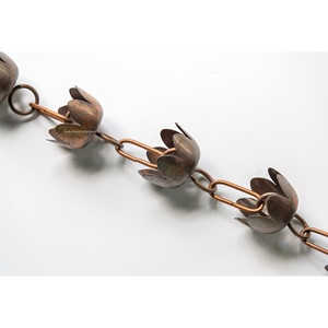 Diseño de grabado Cadenas de lluvia de hierro recubiertas de polvo negro para canalón y barril de lluvia Resistente al óxido Decoración de jardín Cadena de lluvia - Product Image 4