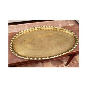 Plateau de service en aluminium doré de forme ovale au meilleur design avec travail martelé d'Inde - Product Image 1
