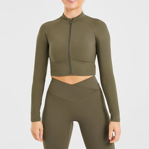 ชุดโยคะผู้หญิงขายดี ผลิตจากโรงงาน เสื้อครอปท็อปและแจ็คเก็ต พร้อมกางเกงเลกกิ้งทรงบานรูปตัววี มีซิป - Product Image 3