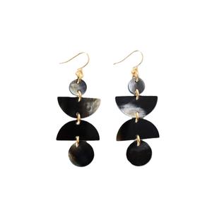 Boucles d'oreilles d'inspiration tribale en corne de buffle avec logo personnalisé Boucles d'oreilles contemporaines en corne de boeuf avec design minimaliste en corne - Product Image 3