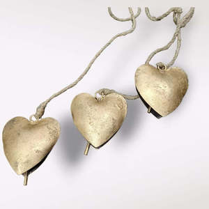Lote al por mayor de 5 campanas de hierro reciclado con forma de corazón, decoración rústica para el hogar, regalos de amor con cuerda - Product Image 4