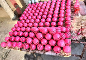 Balle dure de cricket en cuir de haute qualité couleurs blanches balle dure de cricket meilleur prix pour une bonne balle de sport au Pakistan - Product Image 6