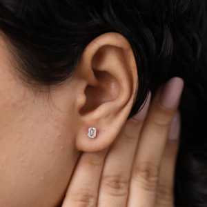 ต่างหูเพชรทรงเหลี่ยมมรกตเคลือบทองคำขาว 14k ดีไซน์ดอกไม้สไตล์วินเทจทันสมัยสำหรับงานหมั้น - Product Image 1