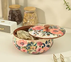 Caja de Chapati de madera con patrones florales y de hojas profundamente tallados en el lateral y la tapa, disponible a precios de mayorista - Product Image 2