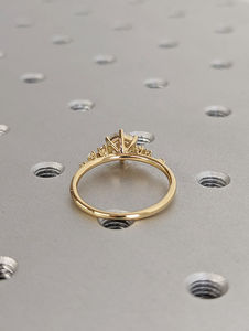 แหวนเพชรโมอิสซาไนต์ทรงกลมคุณภาพสูง ดีไซน์หรูหรา ประดับเพชร CVD แหวนทองคำแท้ 10k สีเหลืองทอง - Product Image 4