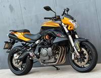 Motocyclette de rue à essence Benelli TNT600 600cc, moteur 4 cylindres en ligne, refroidissement par eau, vitesse maximale >180 km/h, pour motards expérimentés