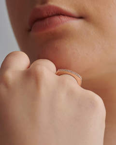 Anillo de diamante cultivado en laboratorio de oro blanco de 14 quilates con baguette y diamantes redondos en diseño de conjunto de Canal y halo cuadrado para un estilo elegante - Product Image 4