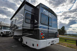 Autocaravana de Lujo Fleetwood Pulse 24B Clase C 2020 Blanca para Acampar, Usada, Emisión Euro 5, Capacidad para 4-6 Pasajeros, Piso Acrílico - Product Image 2