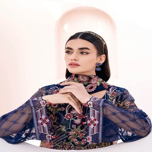Costume trois pièces Salwar Kameez pour femmes en mousseline de soie brodée pakistanaise Panjabi robe de soirée conçue par Ramsha Vol C-6 - Product Image 5