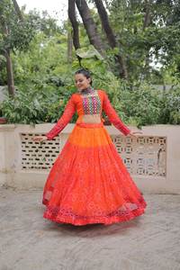 Lehenga con Estampado Bandhani Naranja con Parches de Kutchi Gamthi y Blusa a Juego - Product Image 3