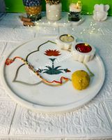 Magnifique plaque artisanale en marbre poli à motif floral pour les festivals de Raksha Bandhan, pièce artisanale en pierre naturelle
