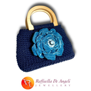 Crochet fait à la main pochette coton tissu bleu ouvert deux poignées fleurs à la mode un off modèle 03 fait à la main en Italie - Product Image 4