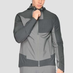 Venta al por mayor a granel personalizado hombres Zip up chaqueta y pantalones cortos de dos piezas conjunto de nailon reflectante cortavientos chándal chaqueta de nailon con capucha - Product Image 2