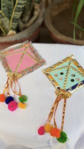 Décoration murale festive traditionnelle indienne artisanale, design en forme de cerf-volant inspiré de couleurs joyeuses, fabriqué en plastique durable - Product Image 3