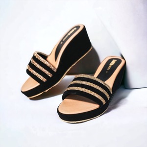 Cuñas de novia elegantes de alta calidad con parte superior de diamantes de imitación: Elegancia y glamour para su día especial Calzado de mujer - Product Image 1