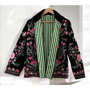 Veste en velours avec broderie à la main Vêtements de créateurs élégants pour les célébrations, les cérémonies et les événements d'hiver - Product Image 2