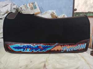 Almohadilla de sillín de fieltro sintético para carreras de caballos hecha a medida al por mayor, logotipo de cuero impreso fácilmente personalizado, estilo occidental, OEM disponible - Product Image 2