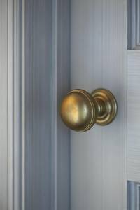 ลูกบิดประตูทองเหลืองเคลือบผิวพรีเมียม เพื่อการตกแต่งภายในที่หรูหรา และประสบการณ์การใช้งานประตูที่ราบรื่น ใช้งานได้จริง และเชื่อถือได้ในชีวิตประจำวัน - Product Image 5