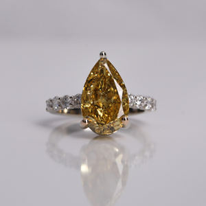 Anillo de Compromiso Clásico de 4.5-5.0 Quilates con Diamante Amarillo Corte Pera Creado en Laboratorio, con Certificación IGI y Engaste Pavé, Chapado en Oro Sólido de 14 Quilates - Product Image 1