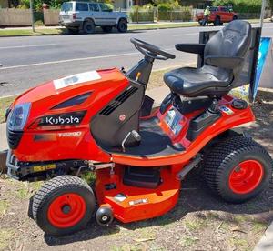 Tracteur de jardin diesel Kubota, robuste, pour l'aménagement paysager professionnel et la gestion des pelouses de grandes propriétés - Product Image 4