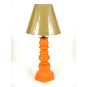 주황색 색깔은 까맣고, 백색 및 다른 색깔 그늘을 가진 매끄럽고 고상한 나무로 되는 테이블 램프를 입혔습니다