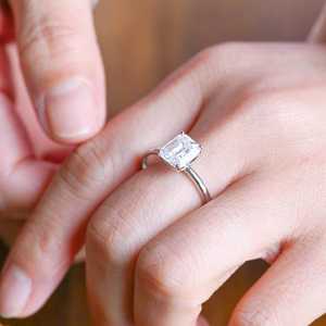 2.5 CT Solitaire Emerald Cut DEF VS1 Bague de fiançailles en diamant cultivé en laboratoire en or massif 14K pour la célébration d'anniversaire d'anniversaire - Product Image 5