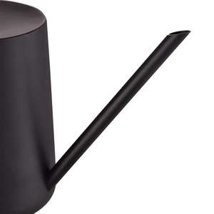 Práctica regadera de metal diseñada para uso continuo en el jardín con una construcción robusta y un flujo de agua equilibrado. - Product Image 4